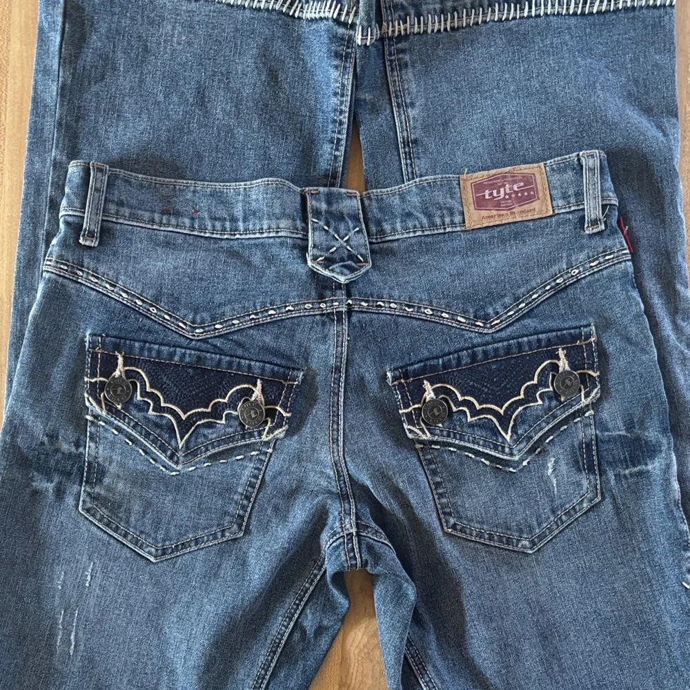 Tyte Jeans Women's Boot Cut in Classic Blue Size 5 EUC Distressed - Picture 8 of 10